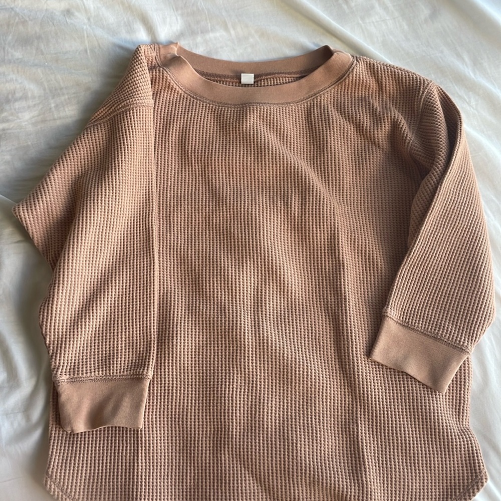 Uniqlo three quarter sleeved waffle knit neutral T-shirt